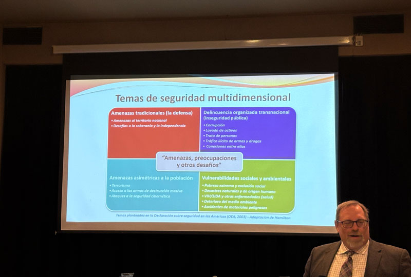 Decano Mark Hamilton presentando el enfoque institucional del IADC sobre seguridad multidimensional en el hemisferio